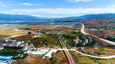 航拍漂亮<strong>乡村</strong>旁的公路