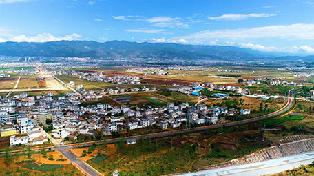 航拍漂亮<strong>乡村</strong>旁的公路