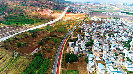 航拍漂亮<strong>乡村</strong>旁的公路