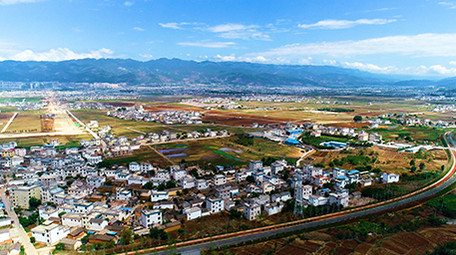 航拍漂亮<strong>乡村</strong>旁的公路