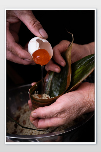 端午佳节美食屈原传承包粽子蛋黄粽摄影图图片