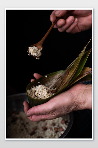 端午佳节美食屈原传承包粽子摄影图图片