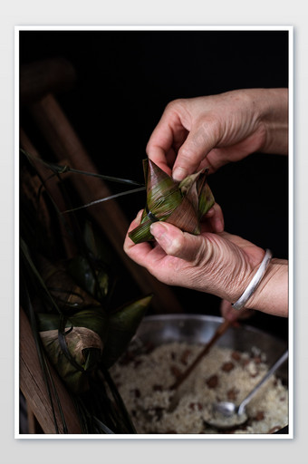 端午佳节传统手艺传承包粽子手摄影图图片