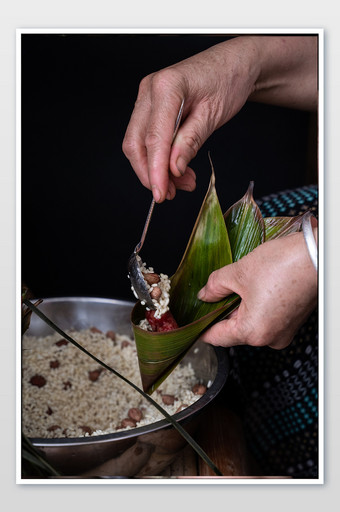 端午佳节传统手艺传承包粽子手高清图图片