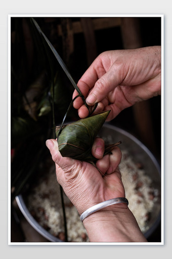 端午佳节传统手艺传承包粽子劳作手高清图图片