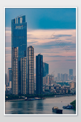 黄昏时分汉江岸边城市建筑群摄影图片