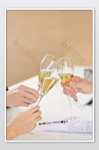 商务办公室团队办公白领多人手举香槟姿势图片