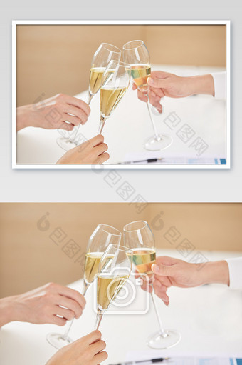 商务办公室团队办公白领手举香槟干杯姿势图片