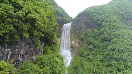 航拍 秀丽绝美 山间瀑布 悬崖瀑布 4K