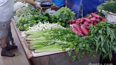 农贸市场各种蔬菜摊位和买菜的市民2