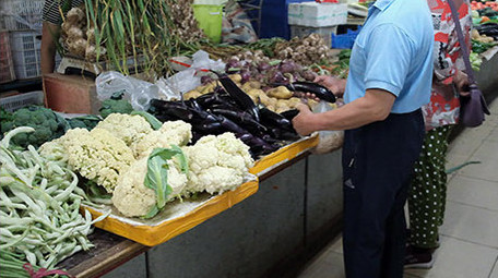 菜市场挑选蔬菜水果的市民