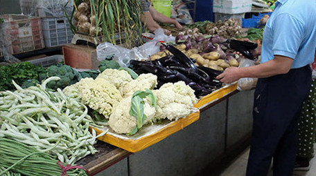 菜市场挑选蔬菜水果的市民