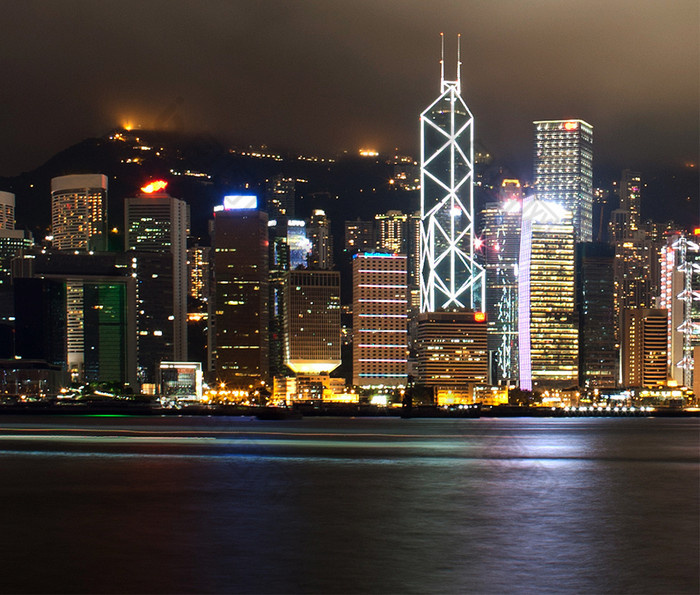 云雾缭绕香港城市夜景城市建筑手机壁纸