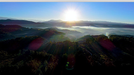 航拍早晨初起的太阳