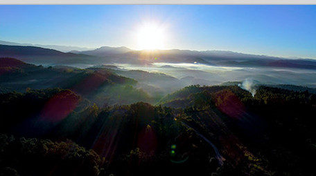 航拍早晨初起的太阳