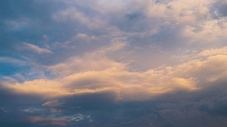 延时拍摄太阳落山前的云