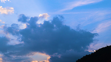 延时拍摄太阳落山前的云