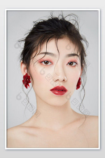清新夏日气质美女自妆容杂志海报封面图图片