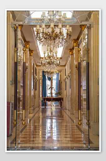 欧式艺术走廊室内过道金色调欧式灯摄影图图片