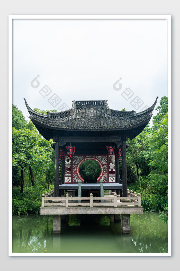 夏天戏台水中建筑物中国传统建筑摄影图图片图片