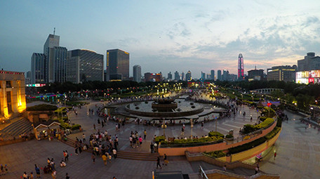 唯美4k济南泉城广场傍晚人群延时