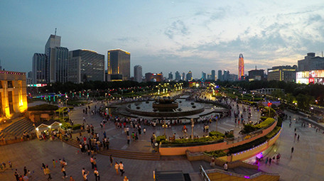 唯美4k济南泉城广场傍晚人群延时