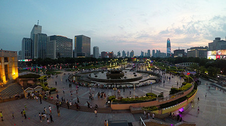 唯美4k济南泉城广场傍晚人群延时