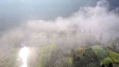 航拍黄山<strong>乡村</strong>美景蜿蜒曲折小河云层