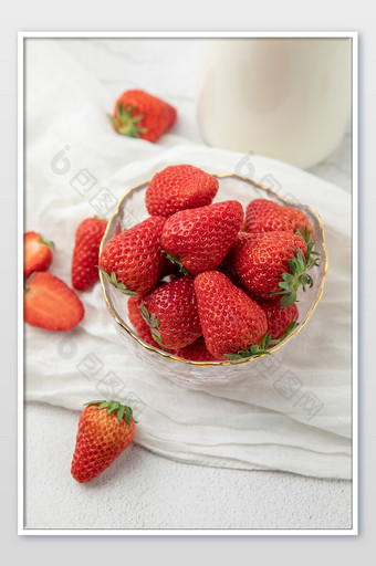 牛奶和草莓静物组合摄影图片