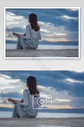 海边弹琴看夕阳的美女图片