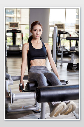 健身房运动跑步减肥增肌女生腹肌练习图片