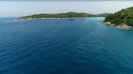 航拍湛蓝色的海洋国外海岛空旷海湾