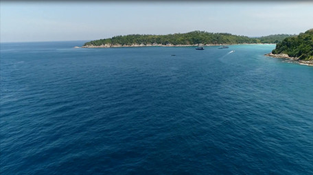 航拍湛蓝色的海洋国外海岛空旷海湾