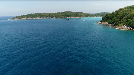航拍湛蓝色的海洋国外海岛空旷海湾