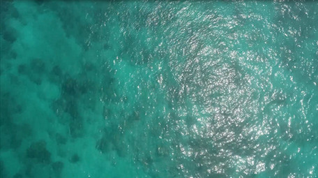 高空航拍青蓝色果冻色海洋上游艇