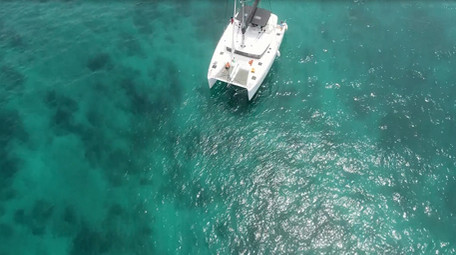 高空航拍青蓝色果冻色海洋上游艇