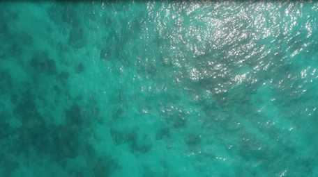 高空航拍青蓝色果冻色海洋上游艇