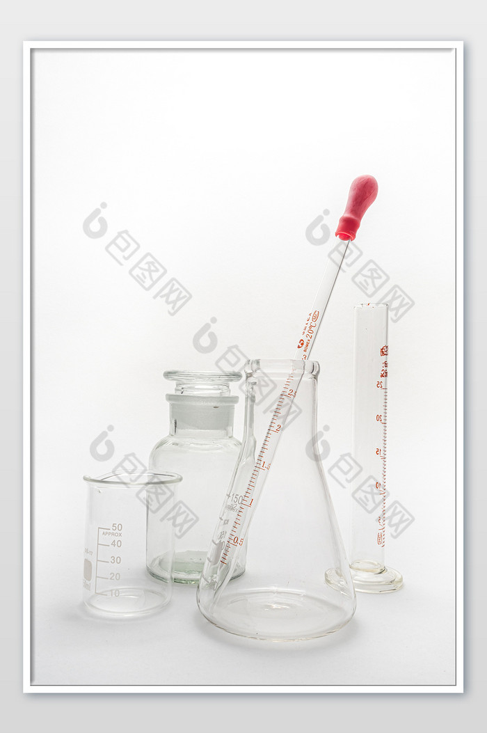 白色背景里的化学实验器材组合图片图片