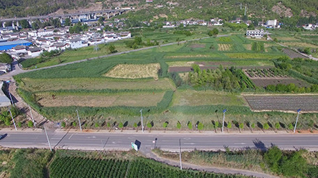 4k丽江高速公路通过<strong>乡村</strong>道路航拍