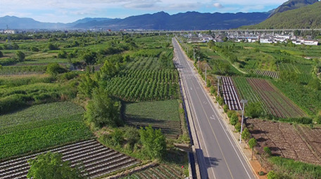 4k丽江高速公路通过<strong>乡村</strong>道路航拍