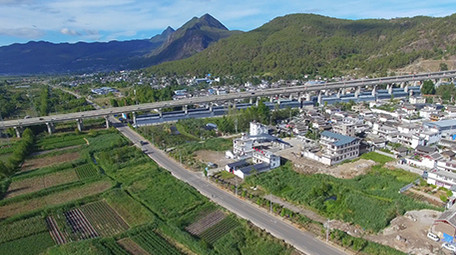 4k丽江高速公路通过<strong>乡村</strong>道路航拍