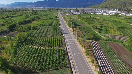 4k丽江高速公路通过<strong>乡村</strong>道路航拍