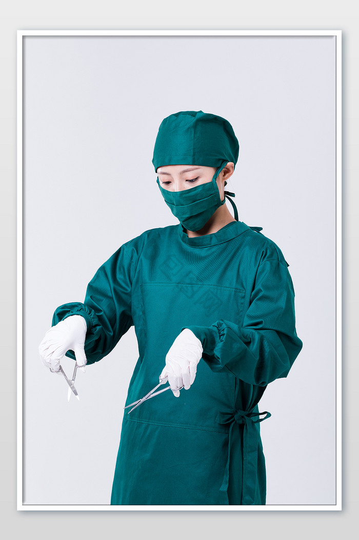 女性手术外科医生使用剪刀摄影图片