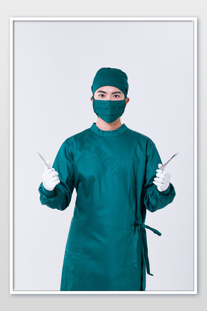 男性外科手术医生拿着剪刀摄影图片