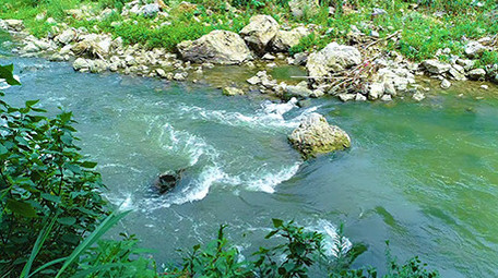 慢动作拍摄河水运动