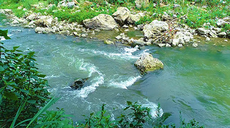 慢动作拍摄河水运动