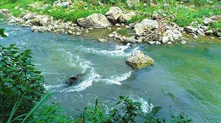 慢动作拍摄河水运动