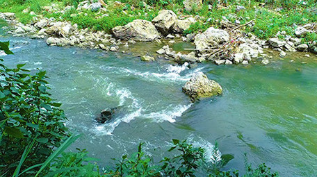 慢动作拍摄河水运动