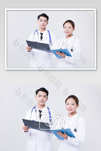 医生手拿X光片分析摄影图片