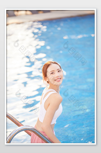 健身房运动清新游泳池边的阳光美女宣传图图片